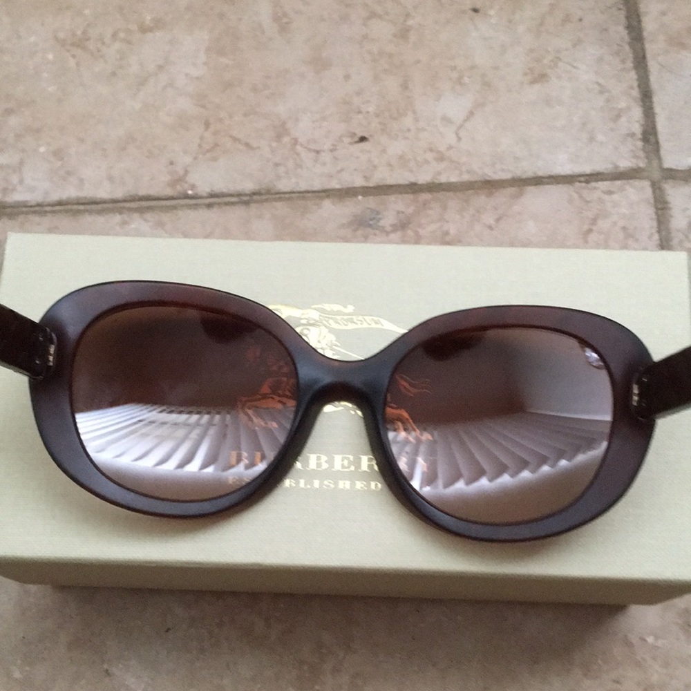 Burberry dark red sunglasses - Picture 8 of 13